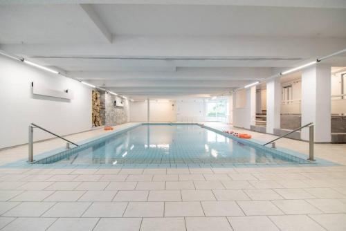 Poolen vid eller i närheten av Lugano Ferienwohnung nähe vom See mit Swimmingpool & Sauna