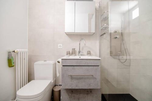 a bathroom with a toilet and a sink and a shower at Lugano Ferienwohnung nähe vom See mit Swimmingpool & Sauna in Paradiso