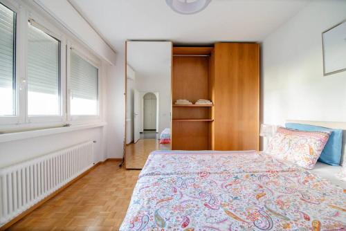 Säng eller sängar i ett rum på Lugano Ferienwohnung nähe vom See mit Swimmingpool & Sauna
