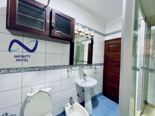 Ett badrum på Infinity Hotel Kampala