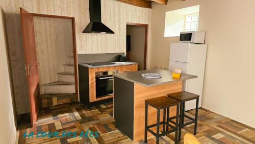 a kitchen with a counter and a refrigerator and a stove at Appartement La Roche-Bernard - Plein centre - 50m² in La Roche-Bernard