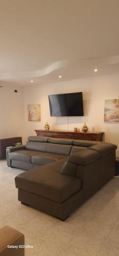 sala de estar con sofás y TV de pantalla plana. en Villa Silvia, en Amalfi