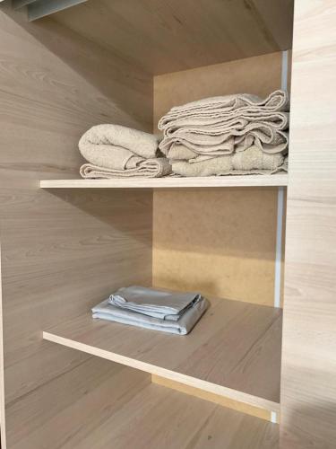 a room with two shelves with towels on them at Departamento VILLA NUEVA in Villa María