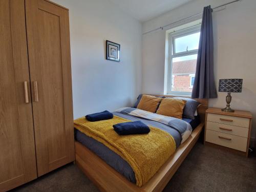 1 dormitorio con 1 cama con 2 almohadas en Primos Place - 2 Bedroom in Ashington, en Ashington