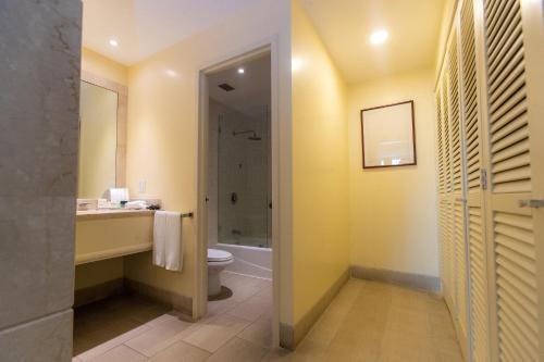 a bathroom with a sink and a toilet and a tub at Hotel Colon Salinas in Salinas