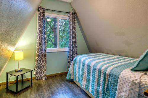 Schlafzimmer mit einem Bett und einem Fenster in der Unterkunft A-Frame Cabin in Rocky Mount with Furnished Deck! in Rocky Mount