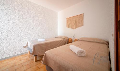 a room with two beds in a room at BFA - R149 Casa adosada Alorda con piscina comunitaria in Calafell