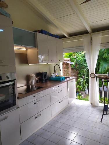 Η κουζίνα ή μικρή κουζίνα στο Bungalow dans Résidence Fleurie
