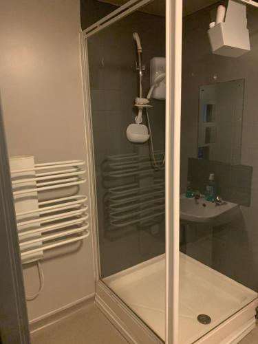 W łazience znajduje się prysznic ze szklanymi drzwiami. w obiekcie Luxury Stay with Sauna Gym and Pool in Leicester w mieście Leicester