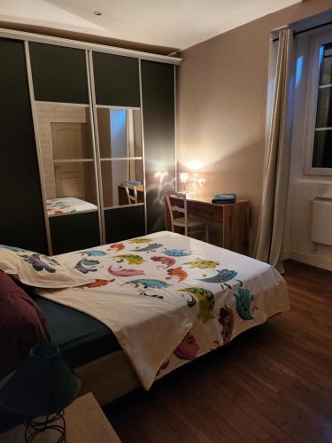 une chambre avec un lit, une table et une fenêtre dans l'établissement la chambre de Jeremy, à La Bachellerie