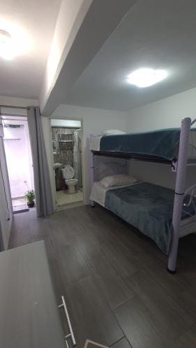 een slaapkamer met een stapelbed en een badkamer bij (3) Cuarto confortable en la mejor zona de Puebla. in Tlazcalancingo