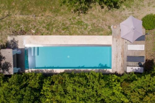 uma vista superior de uma piscina com um guarda-sol em Lake Bracciano scenic view & Rome 35 minutes away em Trevignano Romano