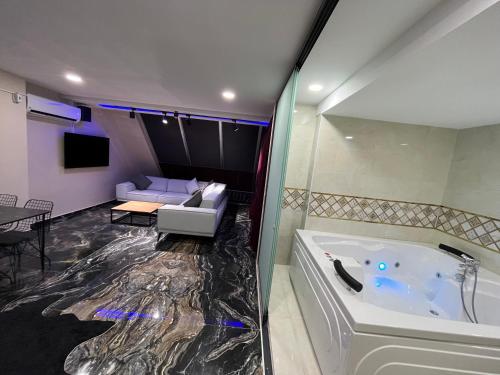 بيليكدوزو غونلوك كيراليك دايرِه في إسنيورت: حمام كبير مع حوض استحمام وأريكة وغرفة