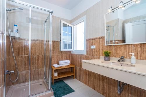 ein Bad mit einer Dusche und einem Waschbecken in der Unterkunft Villa Dulce Celestino Lanzarote in Nazaret