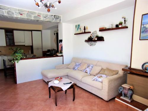 - un salon avec un canapé et une table dans l'établissement Villa Sole e Mare, à Vallo della Lucania