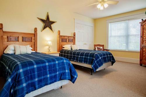 - une chambre avec 2 lits et une étoile sur le mur dans l'établissement Saddle Beach Chesapeake Waterfront Estate w/Pool, Private Beach, à Woolford