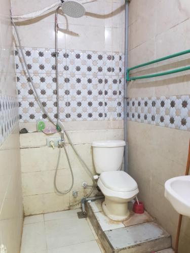 ein Bad mit einem WC und einer Dusche in der Unterkunft ٣١ شارع المشتل تقسيم الشيشيني كورنيش المعادي مستشفىالسلام الدولي والنيل بدراوي وجنين in Kairo