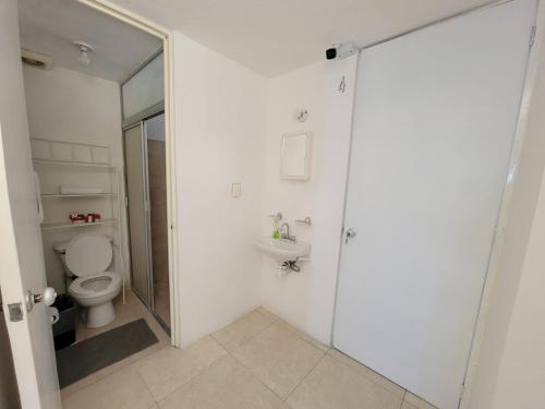 uma casa de banho com um WC e um lavatório em (4) cuarto IDEAL para descansar em Tlazcalancingo