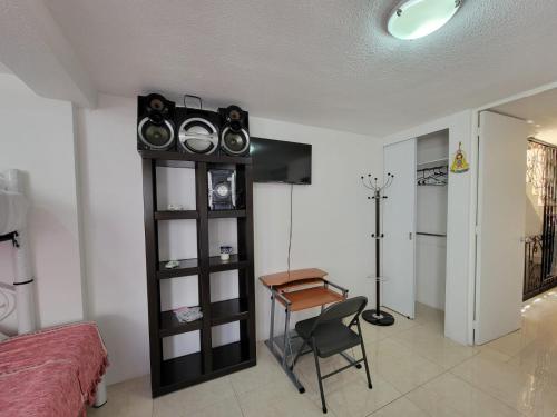 Tlazcalancingoにある(4) cuarto IDEAL para descansarのベッドルーム1室(デスク、ベッド1台、テーブル付)