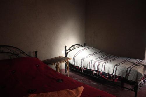a room with two beds and a table in it at Maison d'Hôte La Roche Noire in Fint
