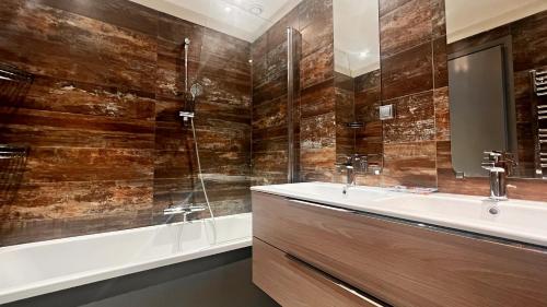 La salle de bains est pourvue d'une baignoire, d'un lavabo et d'une baignoire. dans l'établissement Le Côte et Mer, à Nice