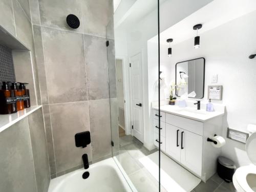 Ванная комната в 4 Bedrooms Chic House In South Tampa 5 Min From Bay