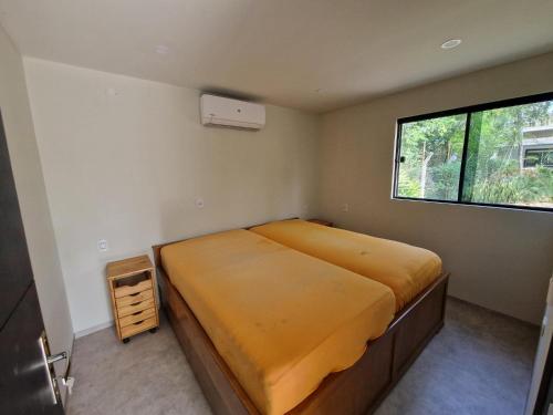 1 dormitorio con 1 cama grande en una habitación con ventana en Einfamilienhaus (neu) in Paraguay, Areguá. 25 km nach Asuncion., en Areguá