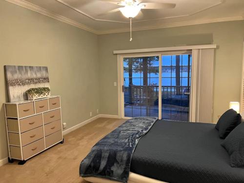 een slaapkamer met een bed en uitzicht op de oceaan bij Modern 3br Lake front home in Sanford