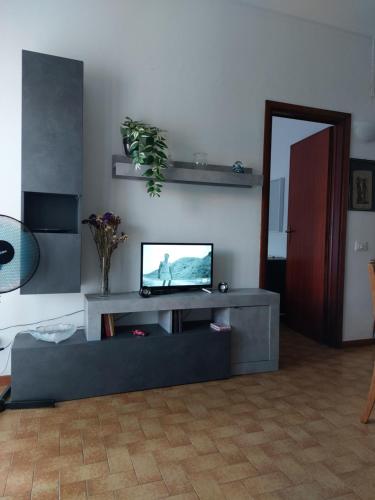 a living room with a flat screen tv on a table at Appartamento al mare di Liguria e Toscana in Marina di Massa