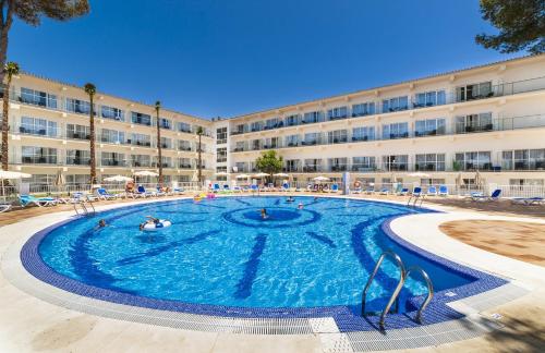 Bazén v ubytování Globales Playa Estepona nebo v jeho okolí