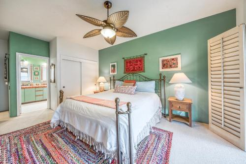een slaapkamer met een bed en een groene muur bij Casa La Quinta Permit# 66,014 in La Quinta