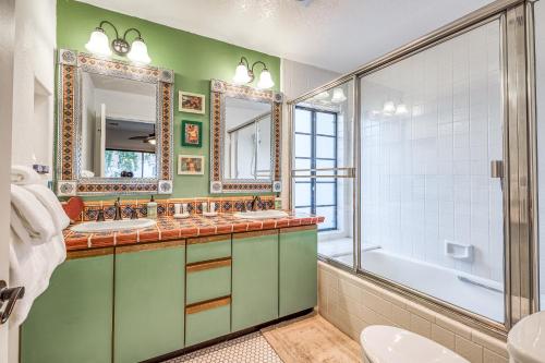 La salle de bains est pourvue de 2 lavabos et d'une douche. dans l'établissement Casa La Quinta Permit# 66,014, à La Quinta