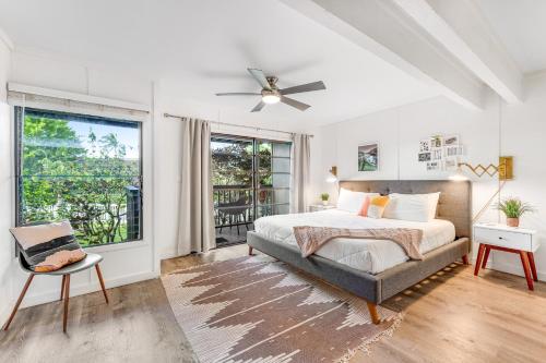 1 dormitorio con cama y ventana en Mauna Kai 5, en Princeville
