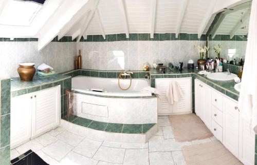 a bathroom with a tub and a sink at RESIDENCE VILLA SEA PEARL in Saint Martin