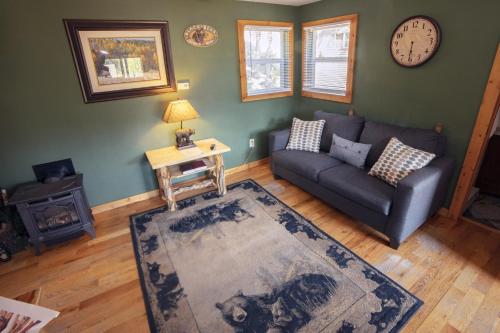 un salon avec un canapé et une table dans l'établissement Lazy R Cottages- 4 cabin, à Estes Park