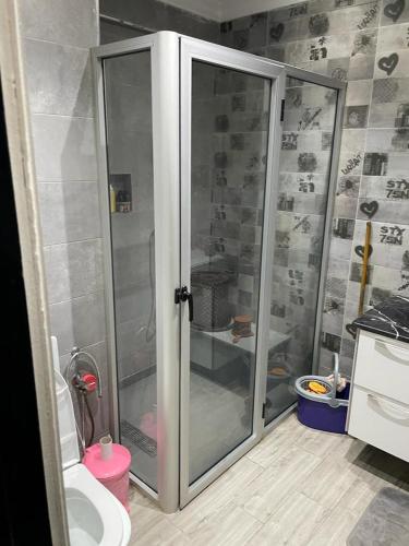 een badkamer met een douche en een toilet bij كوثر in Kenitra