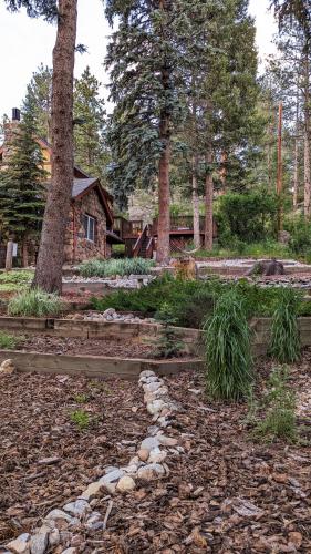 Alpen Way Chalet Mountain Lodgeにある庭