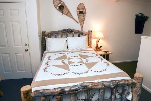 1 dormitorio con 1 cama con cabecero de madera en Fawn Valley Inn- 102 condo, en Estes Park