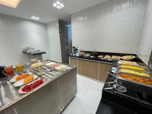 una línea de buffet con muchos tipos diferentes de comida en Abolição Praia Hotel, en Fortaleza