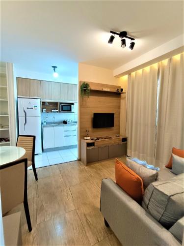 Dapur atau dapur kecil di Apartamento 1604 no Bosque com um quarto sala cozinha completa e uma vaga de garagem