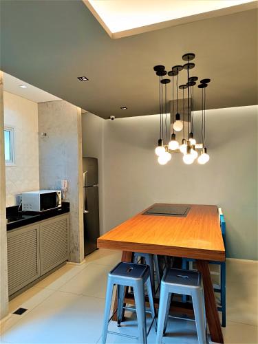 Dapur atau dapur kecil di Apartamento 1604 no Bosque com um quarto sala cozinha completa e uma vaga de garagem