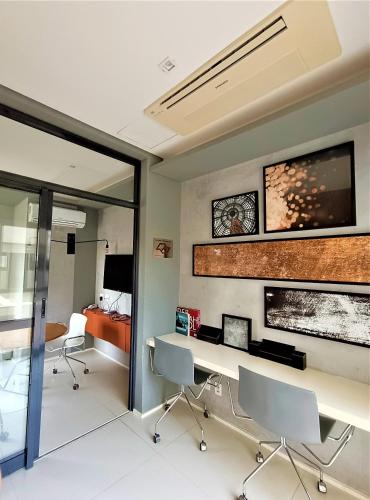 Televisyen dan/atau pusat hiburan di Apartamento 1604 no Bosque com um quarto sala cozinha completa e uma vaga de garagem