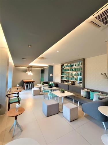 Ruang duduk di Apartamento 1604 no Bosque com um quarto sala cozinha completa e uma vaga de garagem