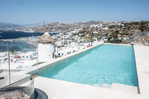 - une piscine avec vue sur la ville dans l'établissement Νumi Boutique Hotel, à Mykonos