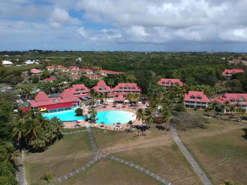 - une vue aérienne sur un complexe avec une piscine dans l'établissement Studio Cannelle Vue Mer Village Vacances Sainte Anne, à Sainte-Anne