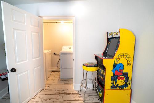 a room with a video game console and a video game arcade at Chic & Stylish Fully Renovated Central Location in Tampa