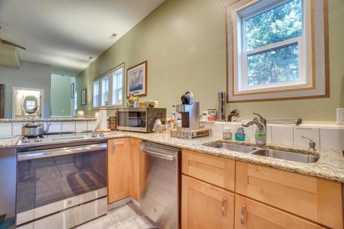 eine Küche mit einer Spüle und einer Arbeitsplatte in der Unterkunft Cascade Cabin Hideaway with Views, half Mi to Lake in Cascade