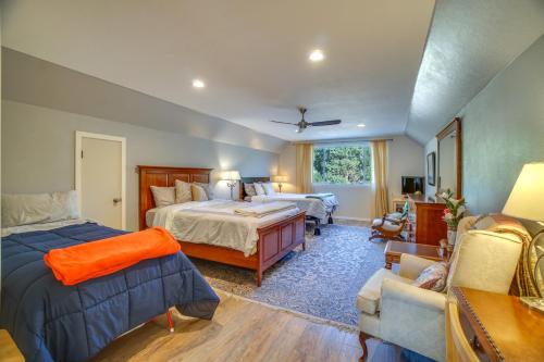 sypialnia z 2 łóżkami i salon w obiekcie Cascade Cabin Hideaway with Views, half Mi to Lake w mieście Cascade