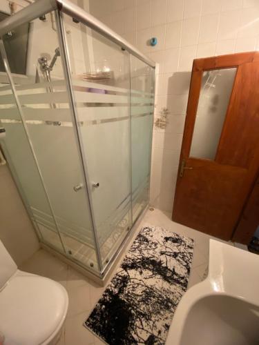 La salle de bains est pourvue d'une douche, de toilettes et d'un lavabo. dans l'établissement Deniz tatil köyü, à Akcaabat