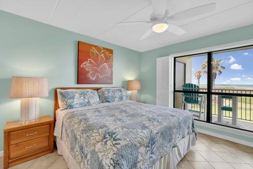 1 dormitorio con cama y ventana grande en Beachfront luxury condo with all the resort amenities! en South Padre Island